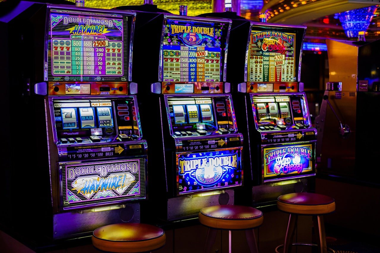 Dealer langsung Caribbean Stud Poker di platform evip3 menyiarkan permainan secara real-time